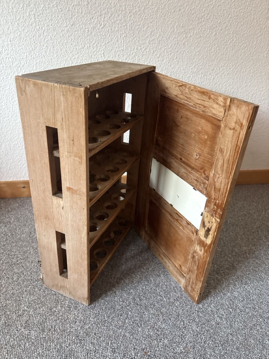 Kommoden: Holzschrank mit Keramikfliese und Eierfächern 50cm – Defekt aus Zürich von Fuxion 2