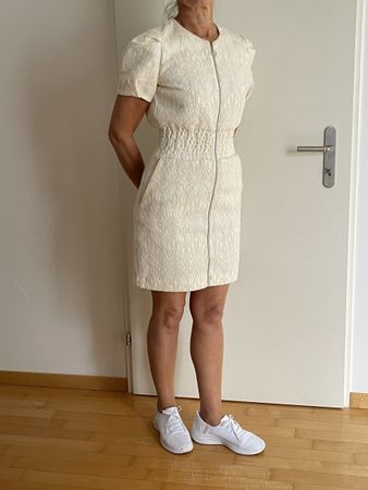 Kleid Maje kurz Reissverschluss ecru Grösse 36 gut