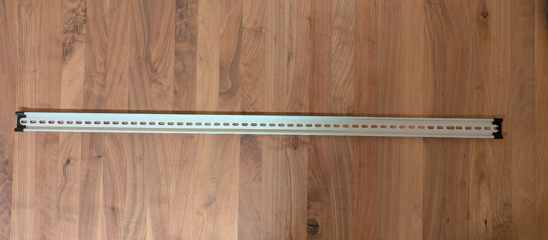 Profilati: DIN Montageschiene Alu, 89cm, 7.5mm – Usato da Grüt (Gossau ZH) venduto da roflloler