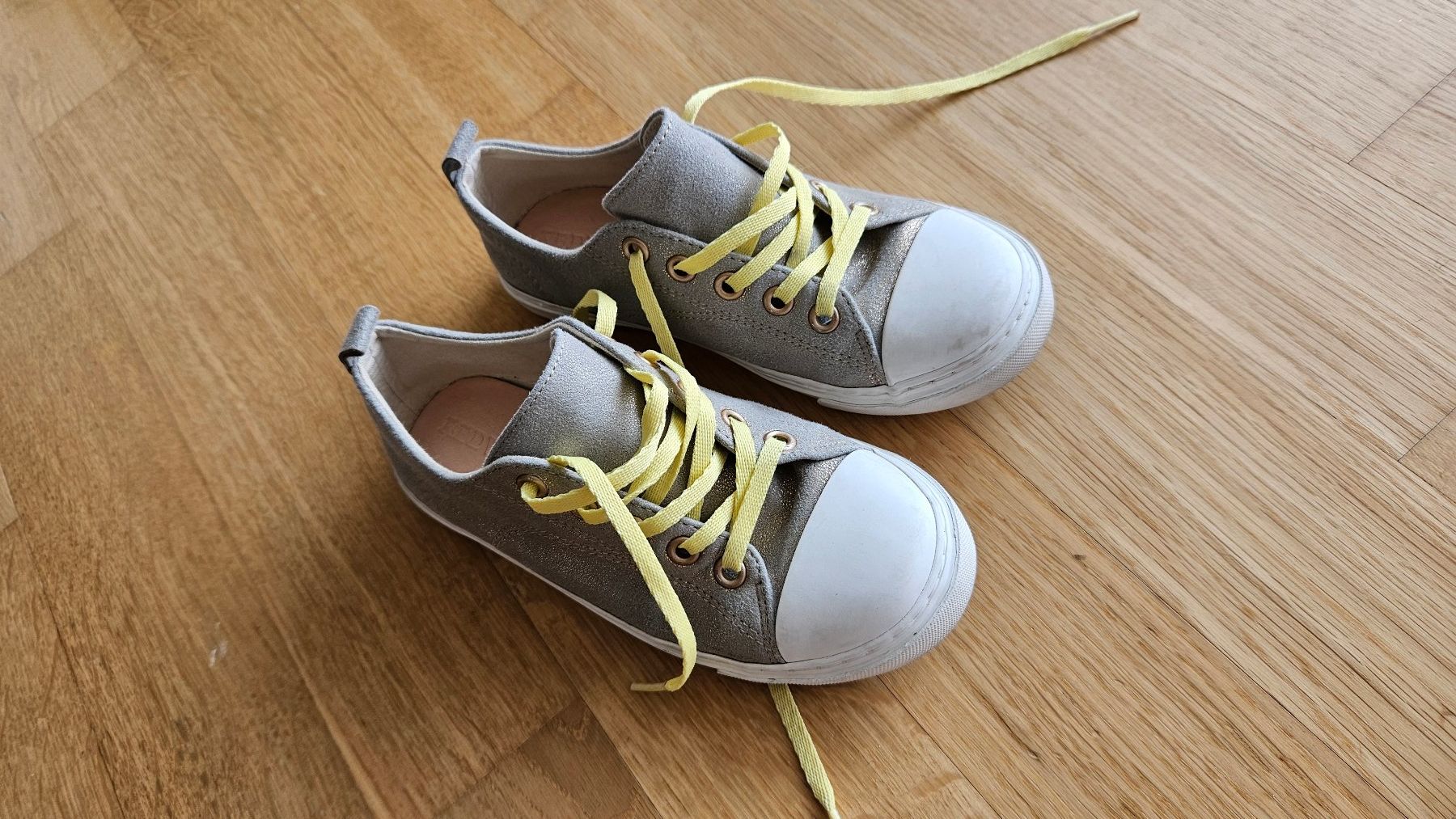 Scarpe per ragazze: RED Wagon Mädchen Low-Top Sneakers 32 – Usato da Gossau SG venduto da dolores_x 1