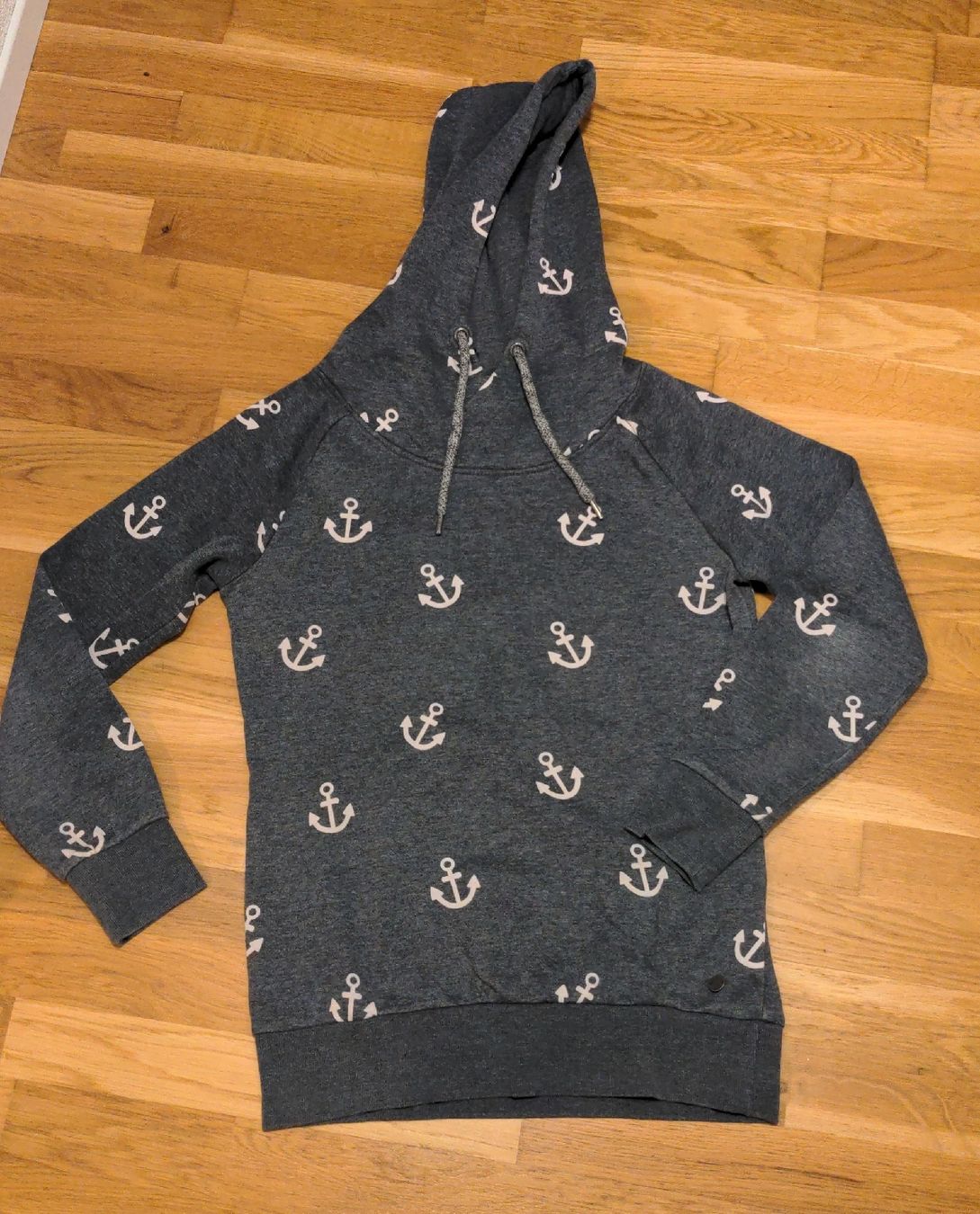 Only Maglioni & Felpe: Grauer Kapuzenpullover ONLY, Anker Muster, Gr. M – Usato da Sutz venduto da Rawypp