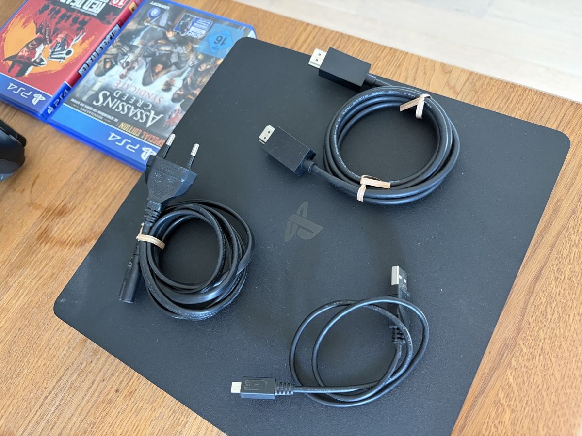 Sony Console: Ps4 inkl. 2 Controller und Spiele – Usato da Weesen venduto da MagStuckiMollis 3