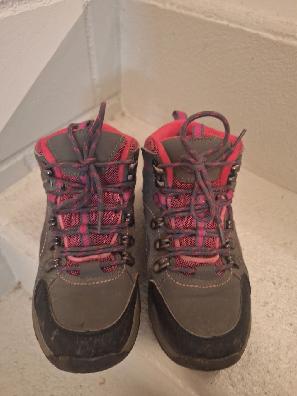 Scarpe per ragazze: Robuste Wanderschuhe, Grösse 33 – Usato da Brittnau venduto da Norge77 1