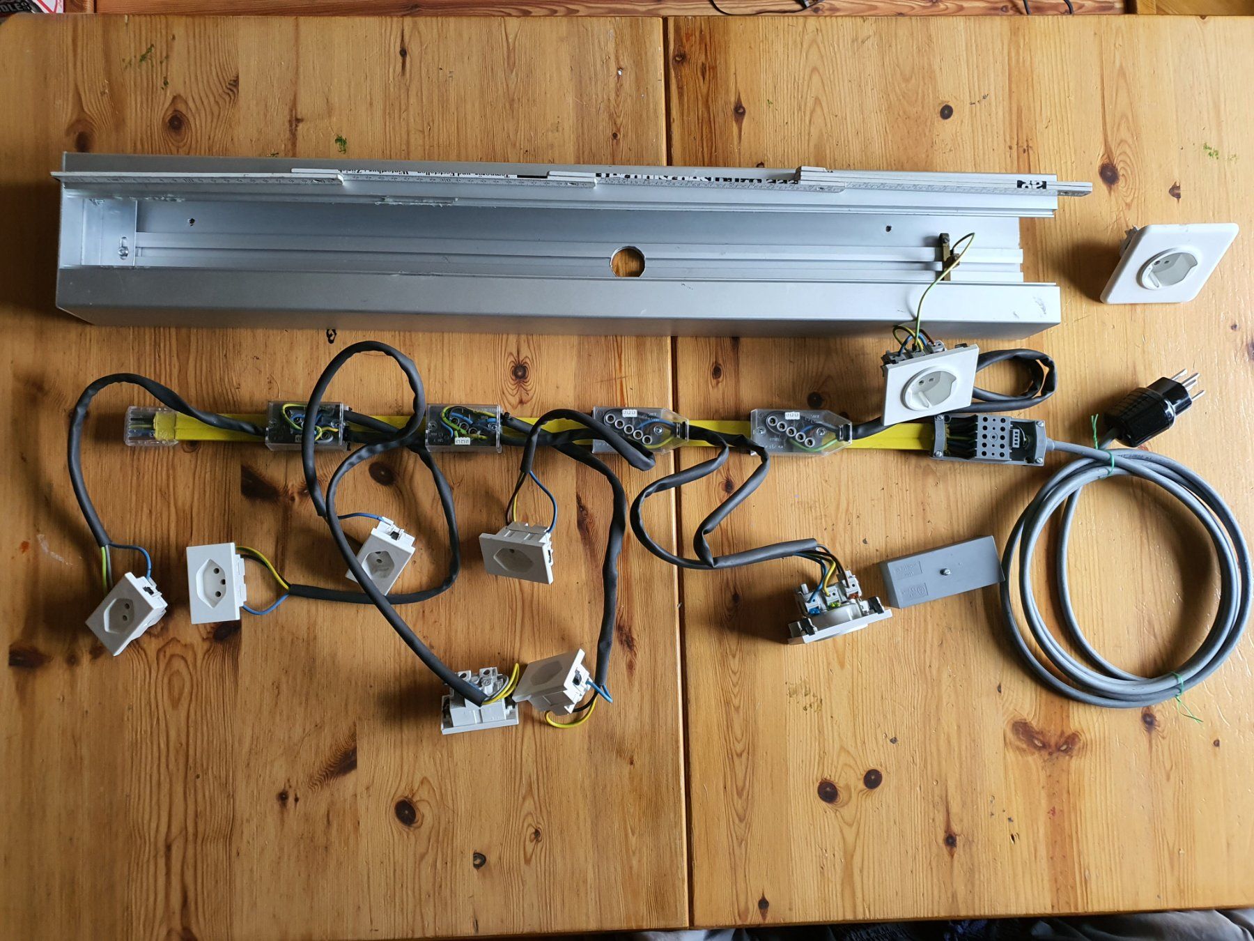 Alimentazione elettrica: Stromverteiler - Steckdosenleiste 500V – Usato da Winterthur venduto da Hai6