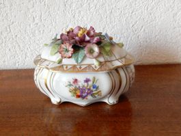 Deckeldose Sitzendorf Porzellan Tühringen, bemalt und Blumen