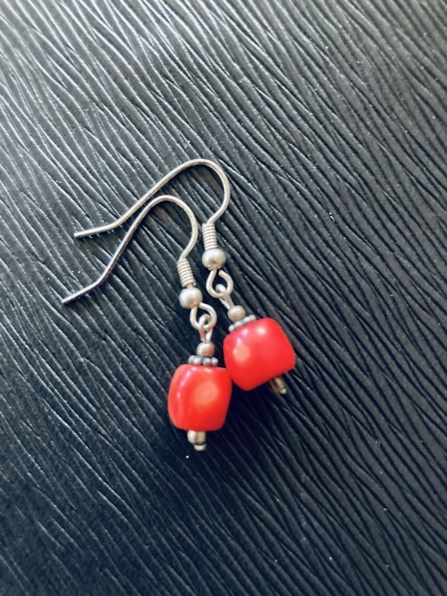 Orecchini pendenti & Orecchini a lobo: Rote Ohrhänger mit Silberdetails, Modeschmuck, neu! – Nuovo (secondo la descrizione) da reigoldswil venduto da ben_fgz7
