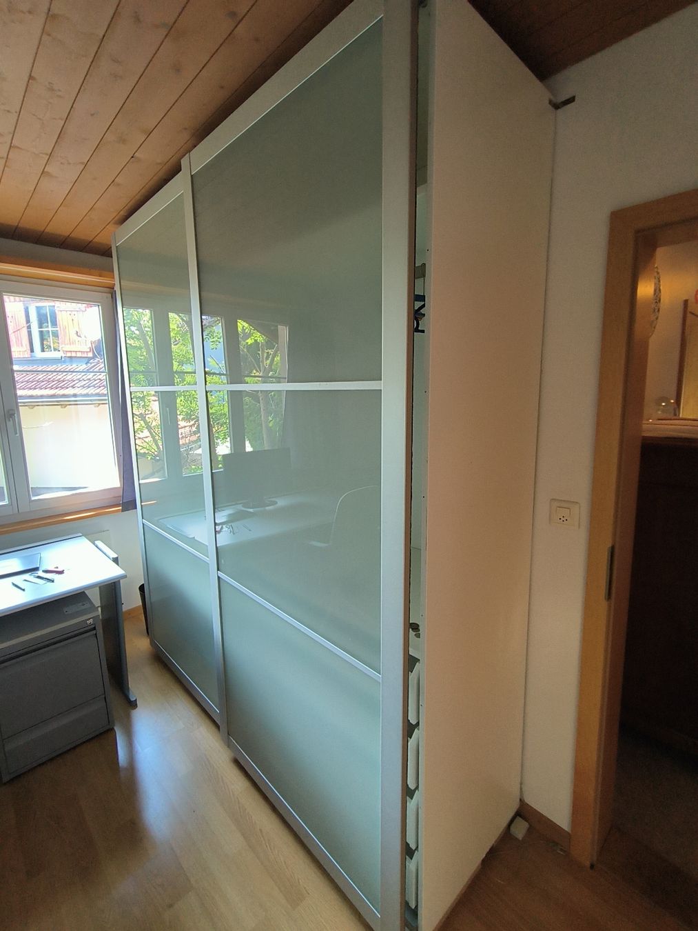 Armoires: Kleiderschrank  – D'occasion à Häggenschwil par daj_xr8h
