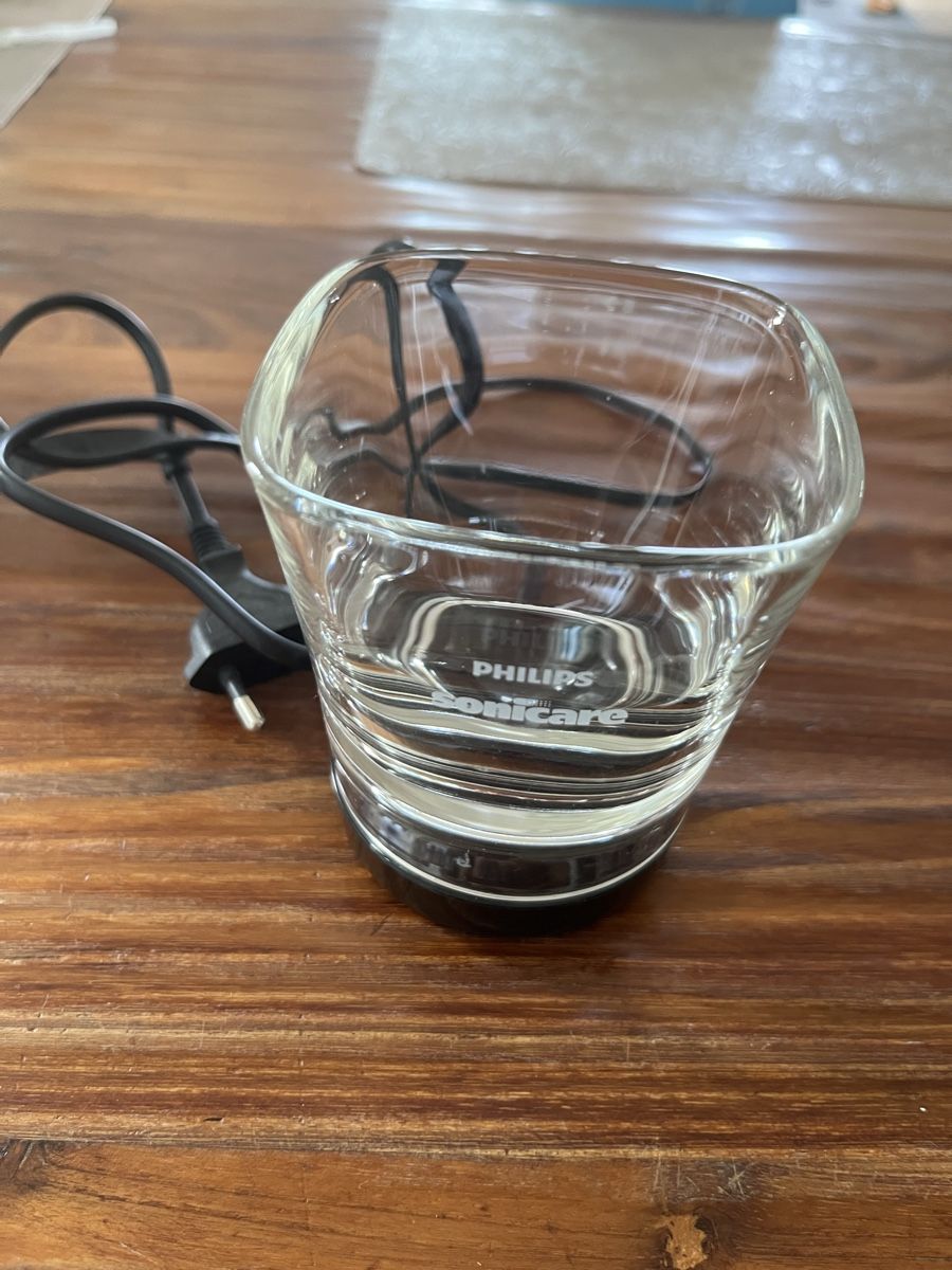 Philips Caricabatterie: Philips Sonicare Ladestation Glasbecher mit Ladekabel – Nuovo (secondo la descrizione) da Gurbrü venduto da Simiramis