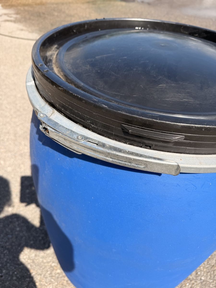 Accessori: Blauer Kunststofffass 200L mit Deckel – Usato da Grosswangen venduto da laTrulla 3