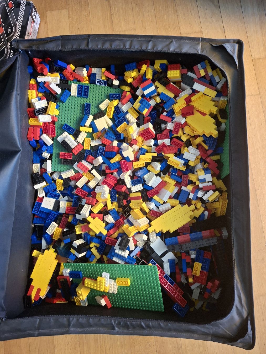 Lego Spielzeuge: riesige Kiste voll Legos – Gebraucht aus Adligenswil von Raju