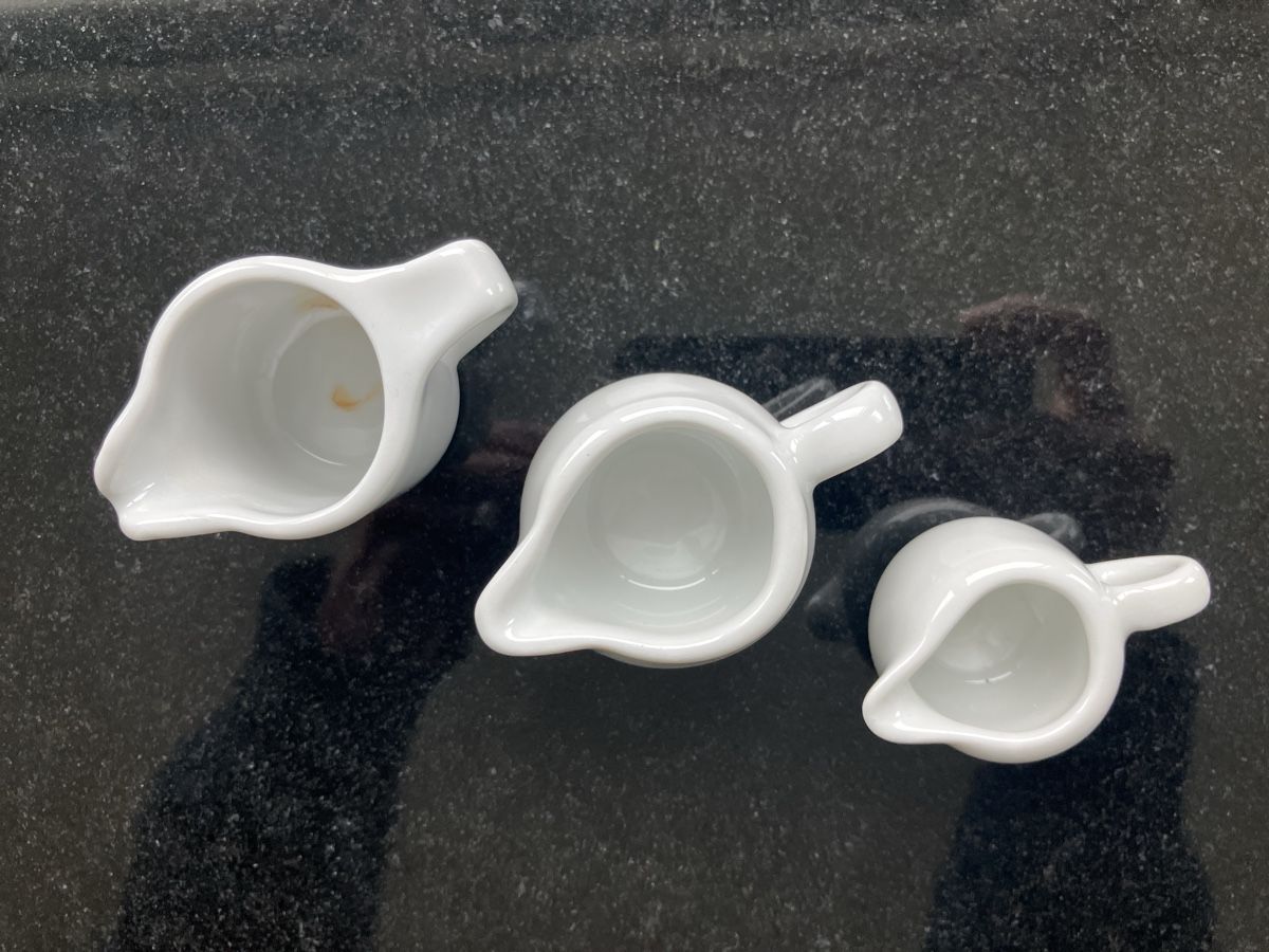 Tassen: Set of 3 White Ceramic Creamers – Gebraucht aus Wettingen von BAG4478 1