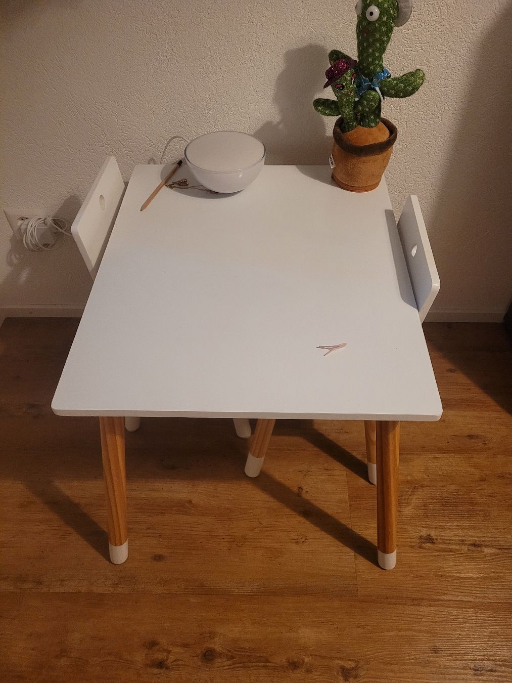 Set di tavolo e panche: tischli mit 2 stühlen – Usato da Schalunen venduto da Sunneschiin09