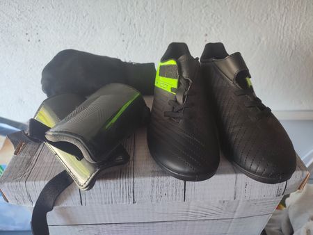 Fussballschuhe Gr. 34 mit Schienbeinschoner-Set & Stulpen