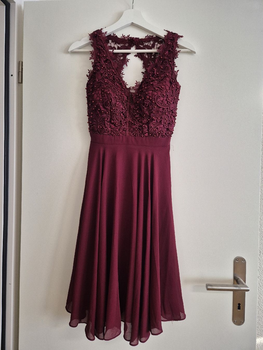 Zalando Vestiti: Festliches Kleid bordeauxrot – Nuovo (secondo la descrizione) da Belp venduto da gabrieladekanic_