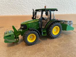 SIKU John Deere 5620 mit Frontgewicht und Milchkannen