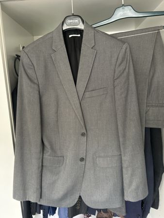Elegantes, graues, zweiteiliges Herrenanzug von Calvin Klein
