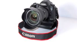 Canon EOS 5D Mark III Digitalkamera mit Objektiv und Blitz
