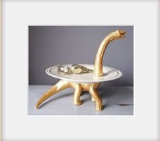 Etagere mit goldenem Dinosaurier