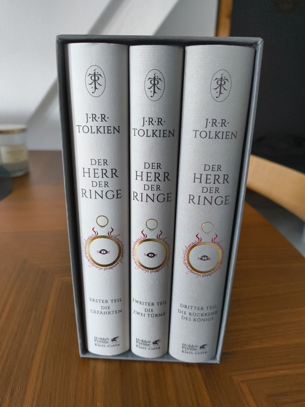 Libri: J.R.R. Tolkien Der Herr der Ringe Buchbox neuwertig – Nuovo (secondo la descrizione) da Luzern venduto da phi_w8tg
