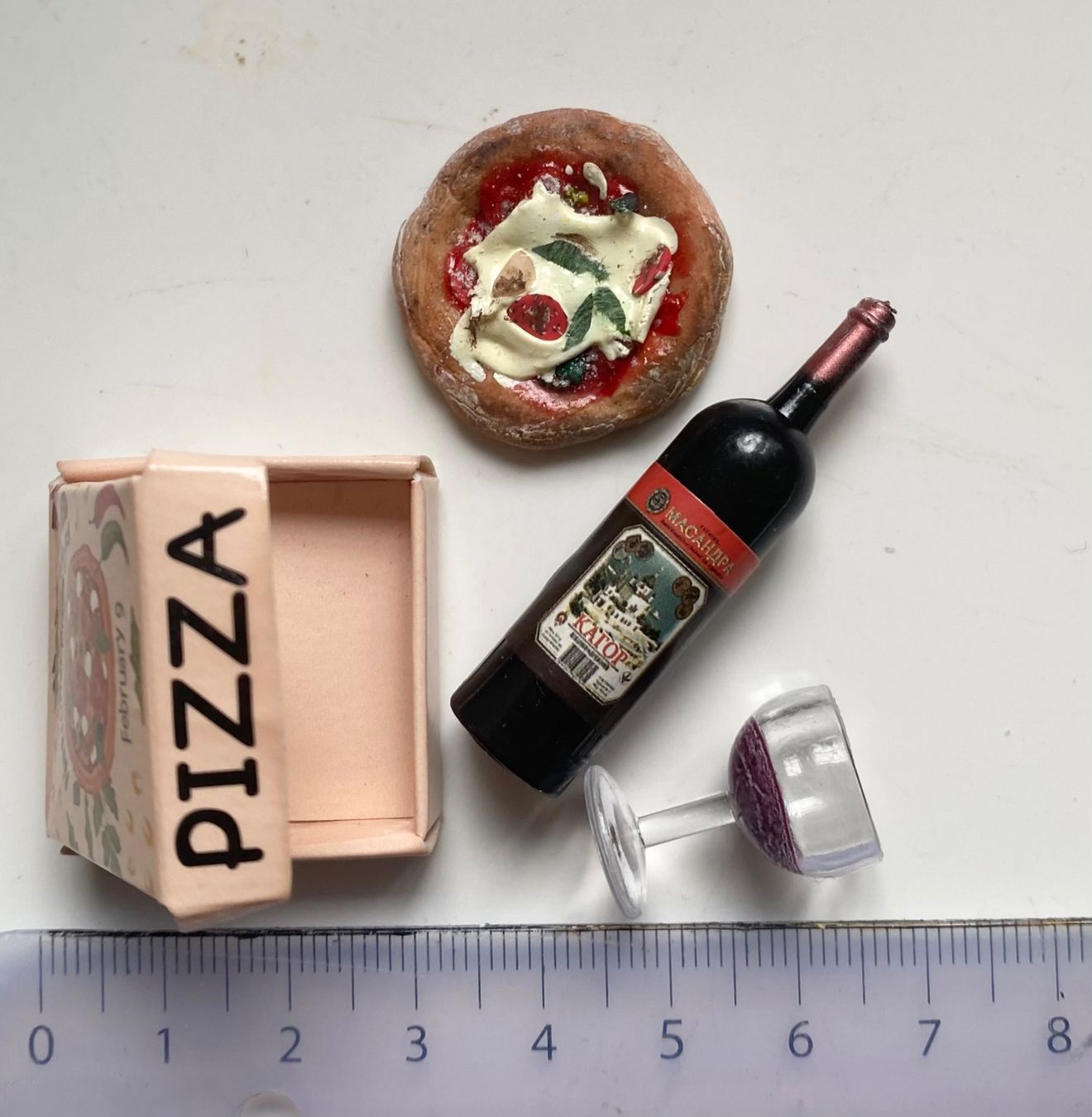 Case e mobili per bambole: Puppenhaus/Maileg: Pizza und Wein (oder Cola) – Nuovo (secondo la descrizione) da Walterswil SO venduto da Weihnachtswichtel.ch 1