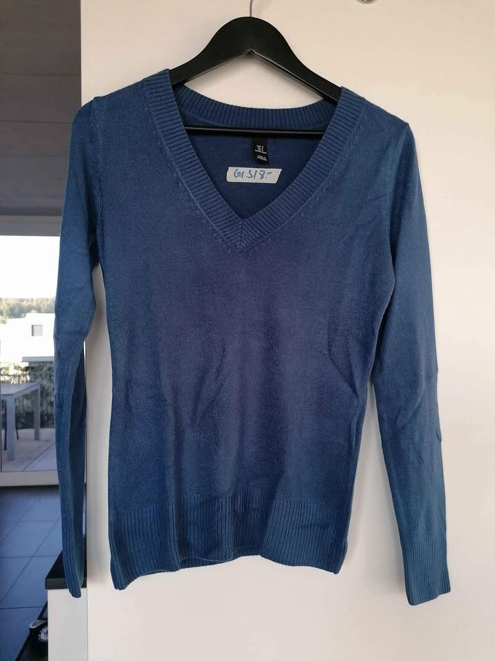 Pullover & Sweatshirts: Blauer Pulli / Pullover mit V-Ausschnitt Gr. S – Gebraucht aus Nänikon von Manta87