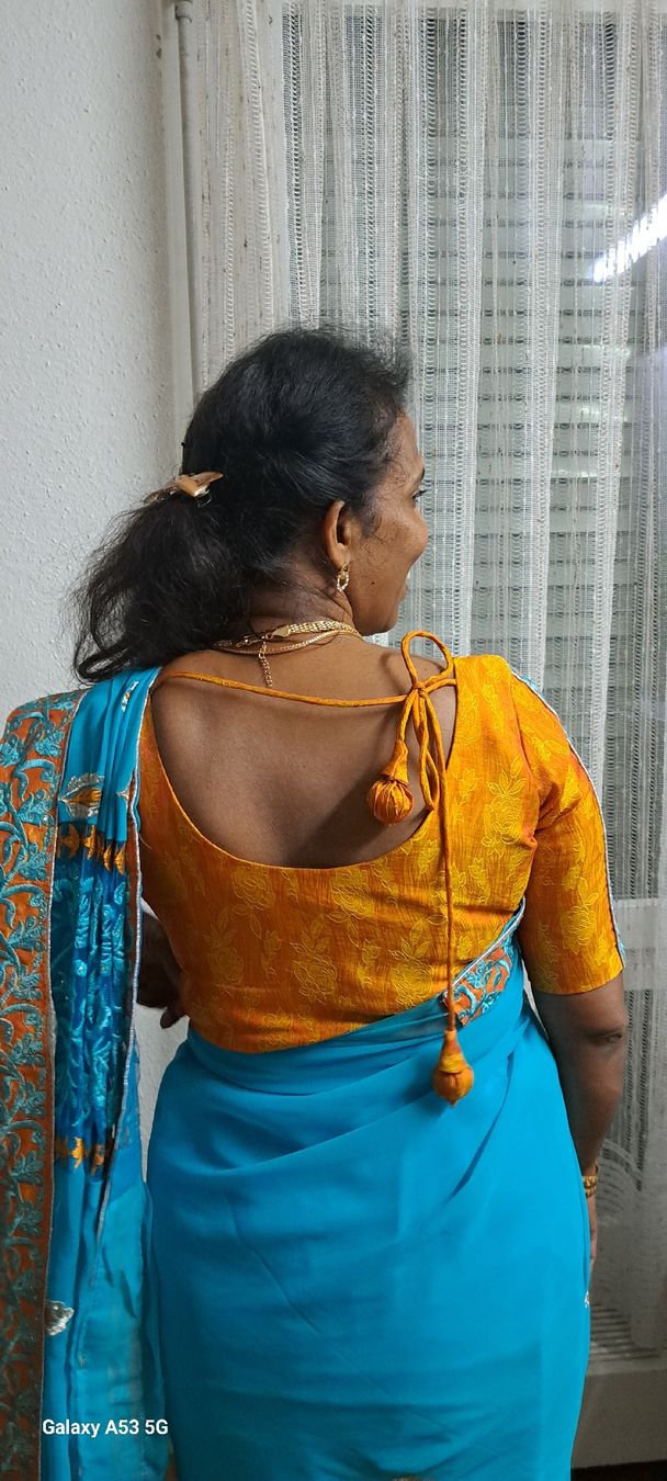 Vestiti: Elegant Blue Saree with Blouse – Usato da Bern venduto da mahilini 1