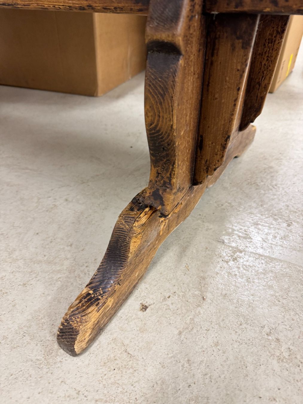 Tavoli: Rustic wooden table charming, vintage aesthetic – Usato da Gsteig b. Gstaad venduto da Auctionly 2