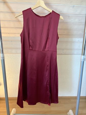 ROTES SATIN-KLEID