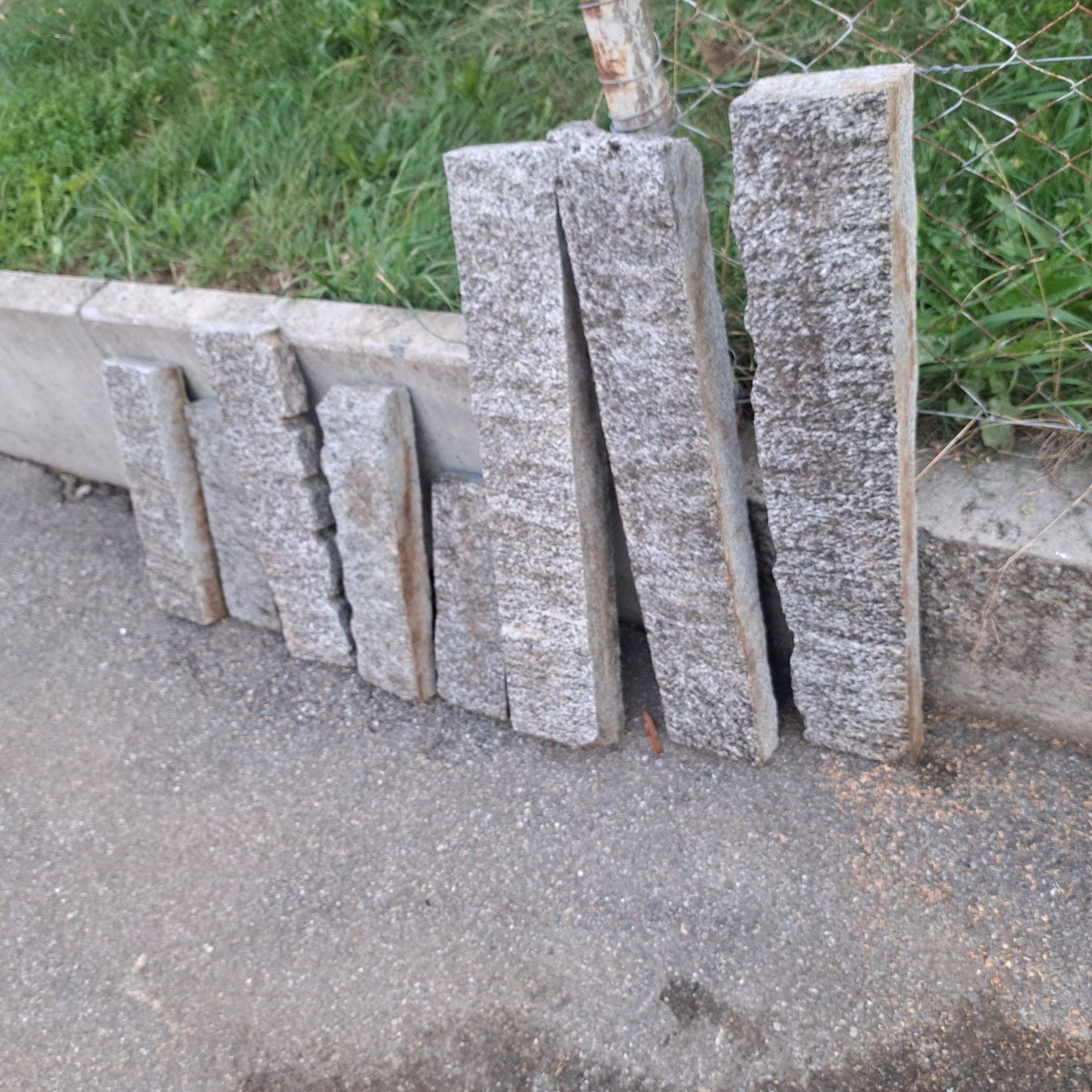 Steine & Dachziegeln: rasenkantensteine – Gebraucht aus Benzenschwil von 007tinu