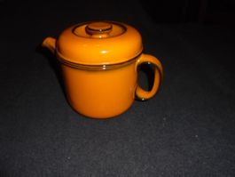 flammenfeste kleiner oranger Tee Krug ca. 9 dl. Inhalt