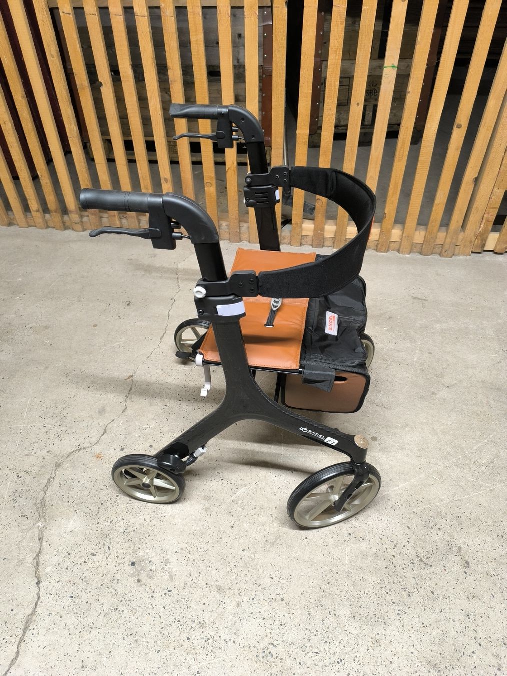 Gehhilfen: Carbon Rollator Excelmobility F1 – Neu (gemäss Beschreibung) aus Allschwil von BezoBezo