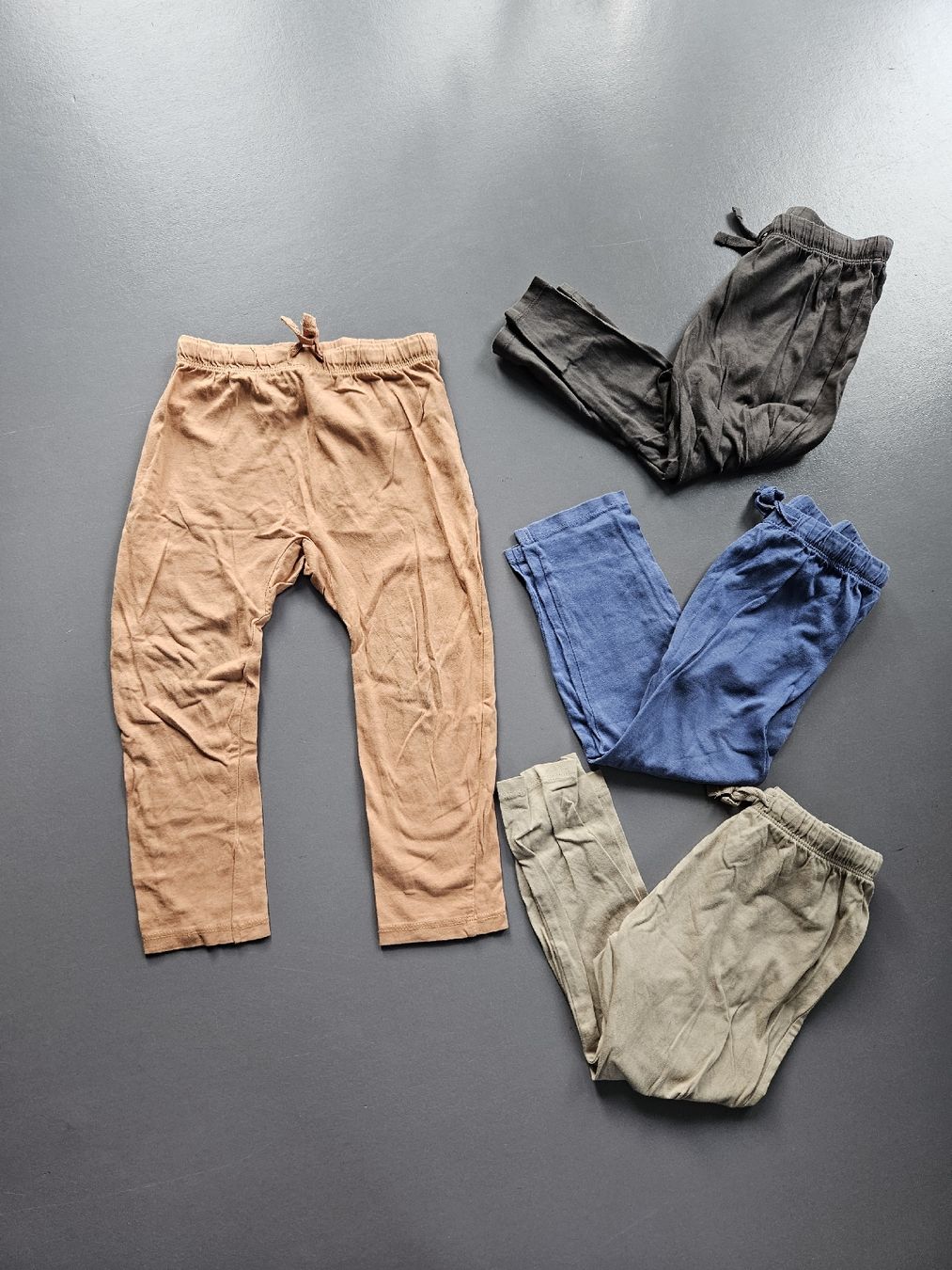 H&M Hosen: Dünne Hosen Grösse 104 – Gebraucht aus Thun von sst_y7mk