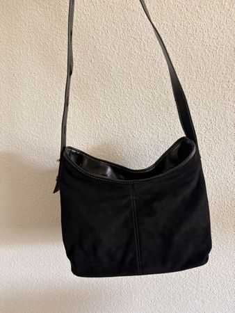 Sac bandoulière noir imitation daim 