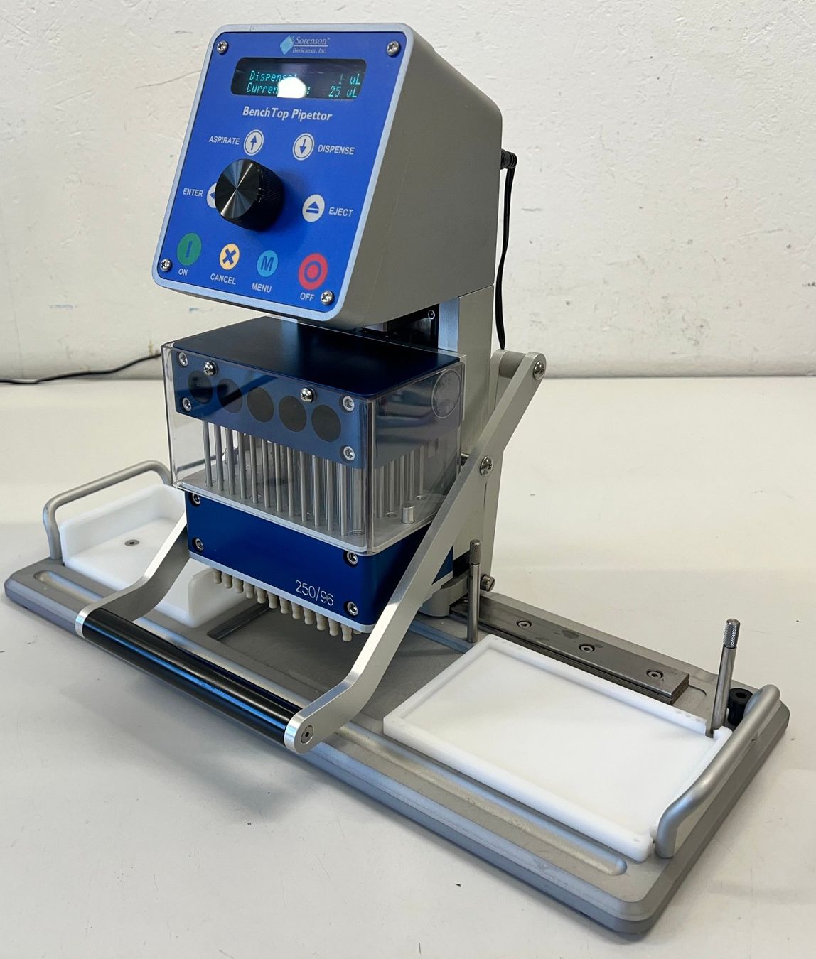 Accessori da laboratorio: Sorenson Bioscience BenchTop Microplate Pipetting System – Usato da Niederdorf venduto da LeptonAG_Labor