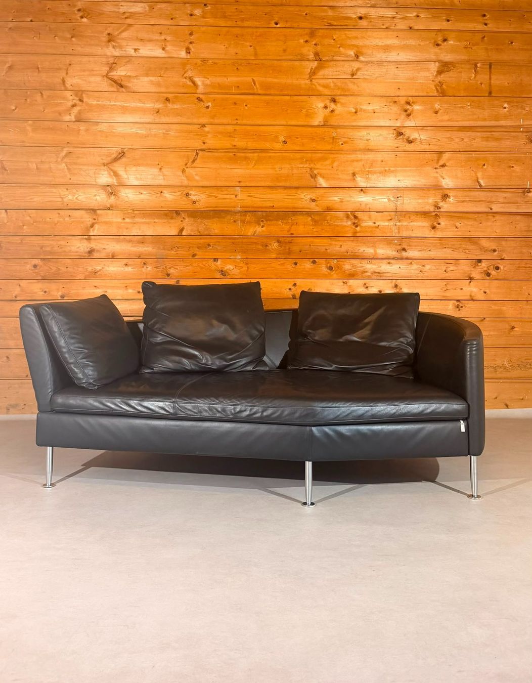 Sofas: Dreipunkt Design Sofa aus schwarzem Leder 2-Sitzer – Gebraucht aus Rickenbach ZH von Der-Insider 4