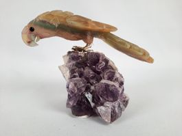 Steinvogel auf Amethyst