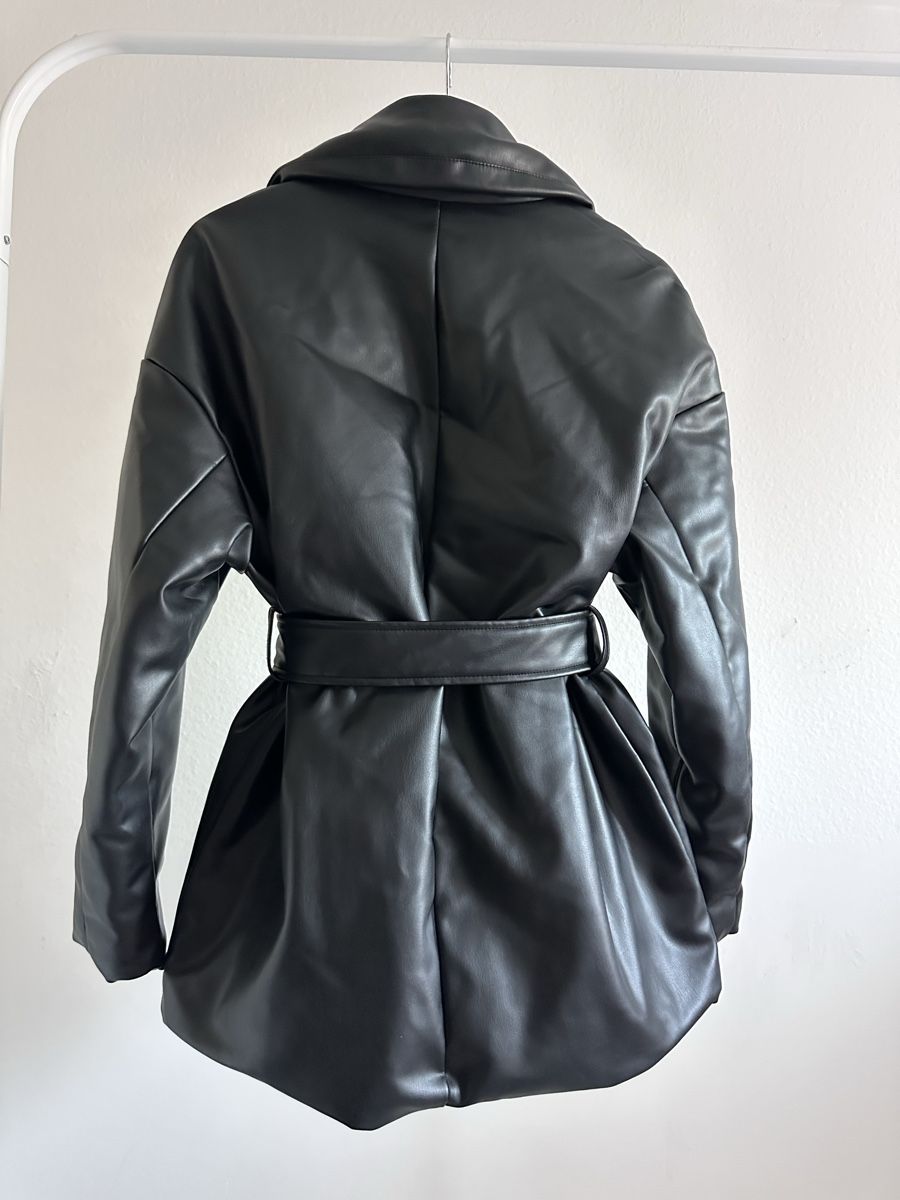 Zara Giacche: ZARA Kunstlederjacke mit Gürtel, wattiert, Gr. M – Nuovo (secondo la descrizione) da Zürich venduto da ElissZurich 1