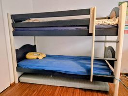Massives Etagenbett aus Holz, inkl. Matrazen