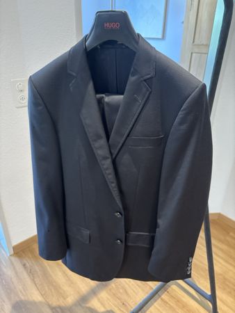 Anzug Hugo Boss, Grösse 46. Mit kleinem Defekt am Ärmel. 