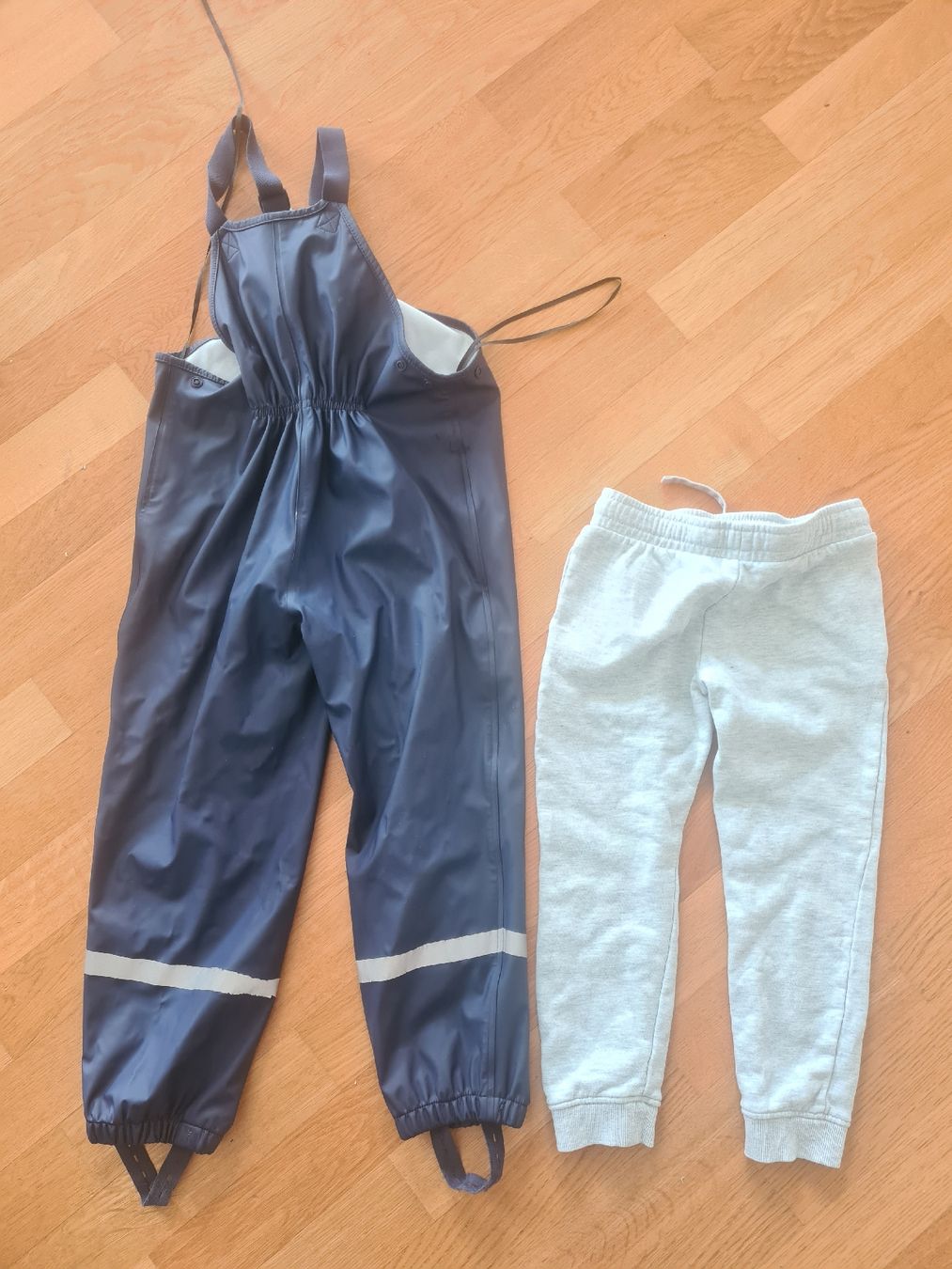Pantaloni: Regenhose und Jogginghose Gr 116 – Usato da Zumikon venduto da daryona 1