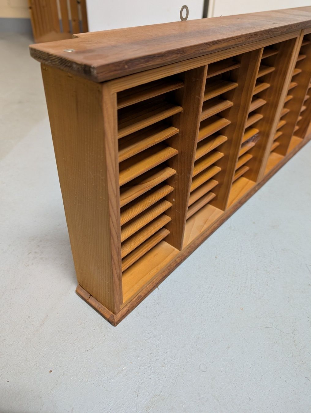 Scaffali: Rangement mural pour cassettes audio – Usato da Delémont venduto da breacH 4