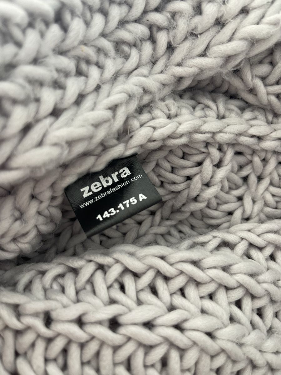 Foulard & Sciarpe: Kuscheliger Zebra Strickschal, Winter Loop Grau – Usato da Wohlen AG venduto da abaci 1