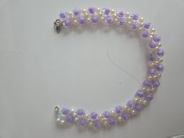 Halskette, Modeschmuck, lila Rosen und Perlen Optik! (58)