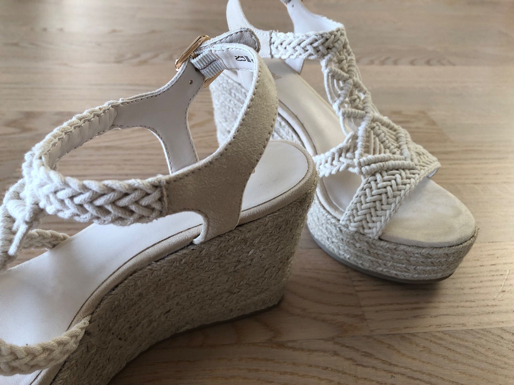 Graceland Chaussures femmes: Sandalen mit Keilabsatz beige Gr. 37 – Neuf (Voir description) à Zürich par sel_w5sd 2