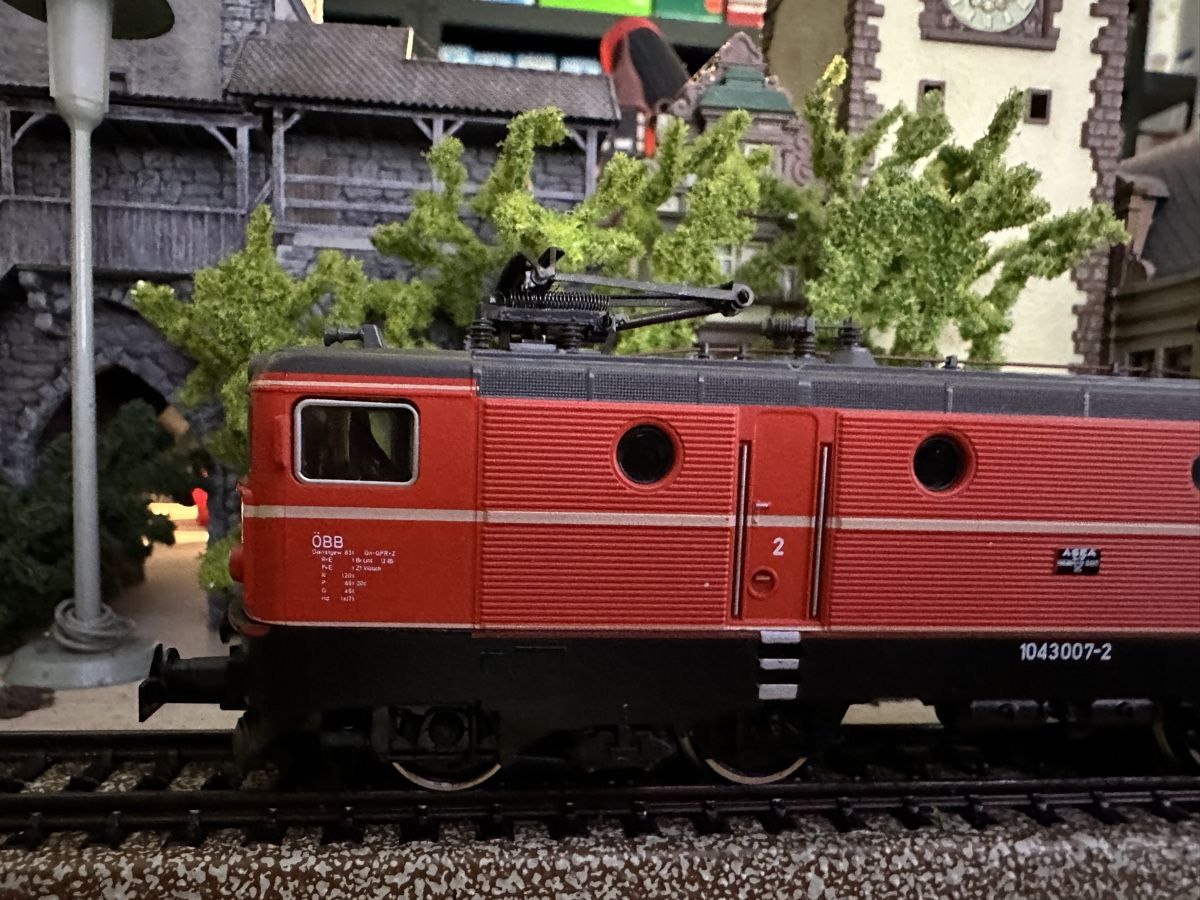 Märklin Modellini di ferrovie: Märklin 3160 ÖBB BR 1043 – Usato da Lupsingen venduto da New-Haven 1