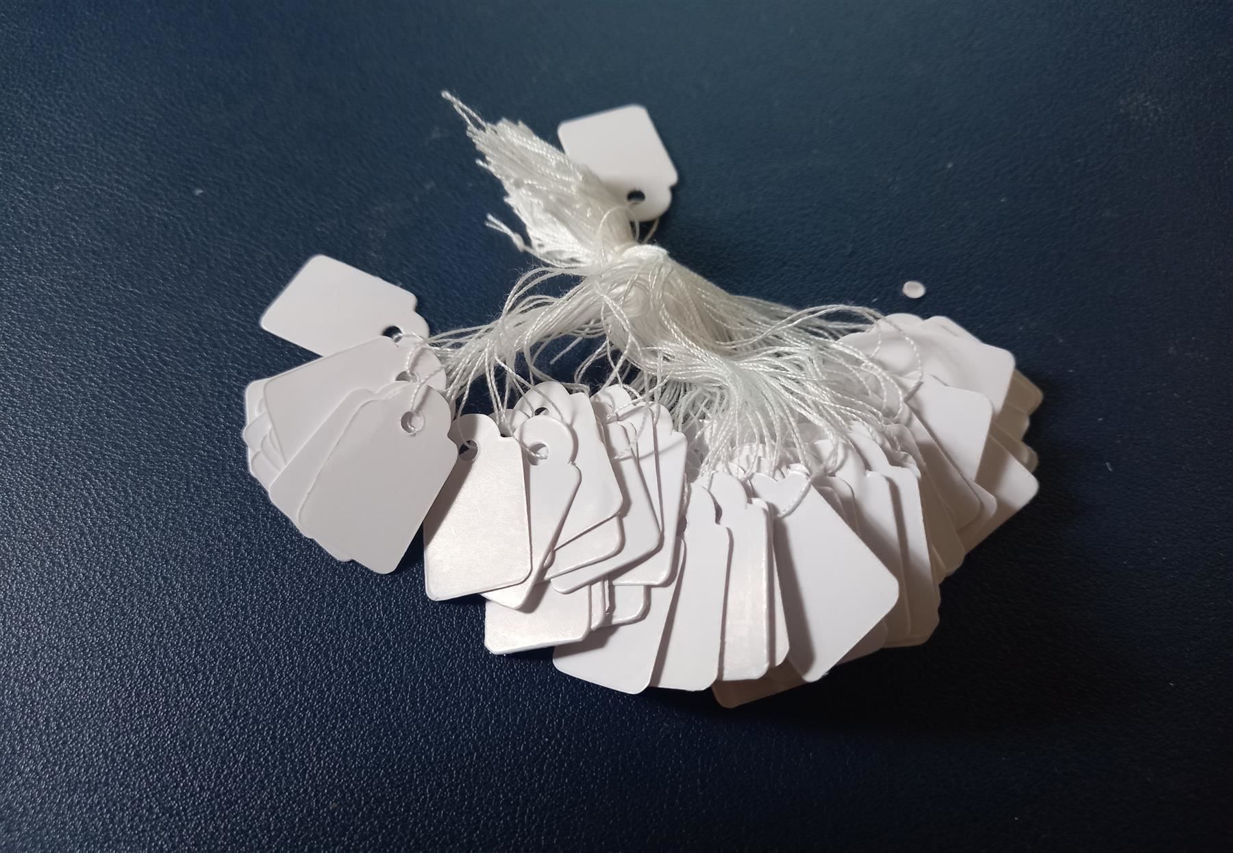 Aufkleber: 500x Etiketten Preisschilder mit Schnur - Étiquette volante – Neu und originalverpackt aus Lausanne von novastoris