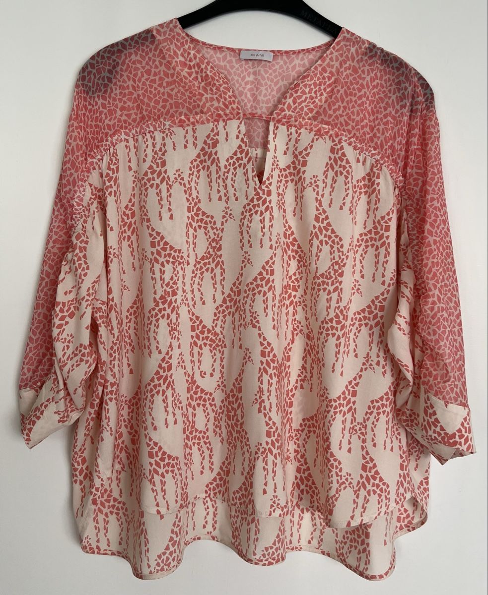 Riani Chemisiers: Bluse RIANI Giraffenmuster rosa Grösse 46  – Neuf (Voir description) à Uster par Family_Boutique