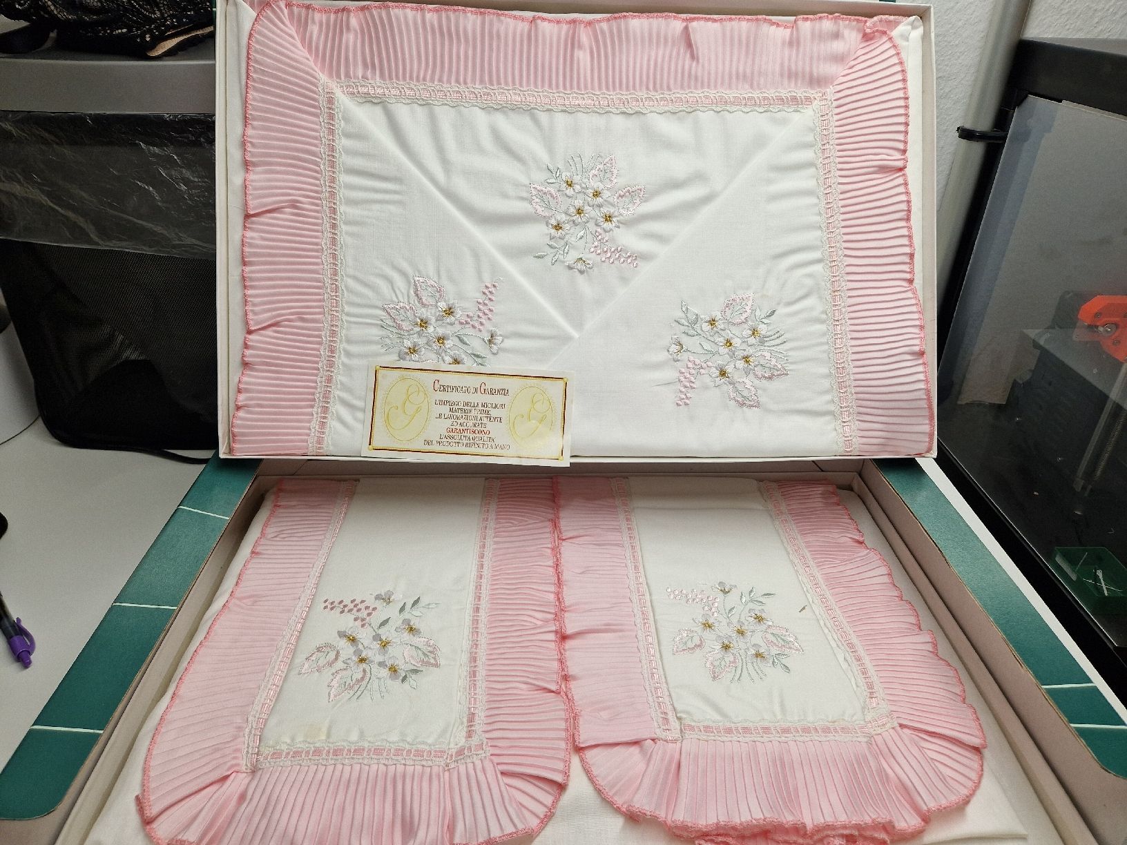 Linge de lit: Ensemble de lit Aurora Classic brodé rose blanc neuf. – Neuf avec emballage d'origine à Monts-de-Corsier par neu_7qz7