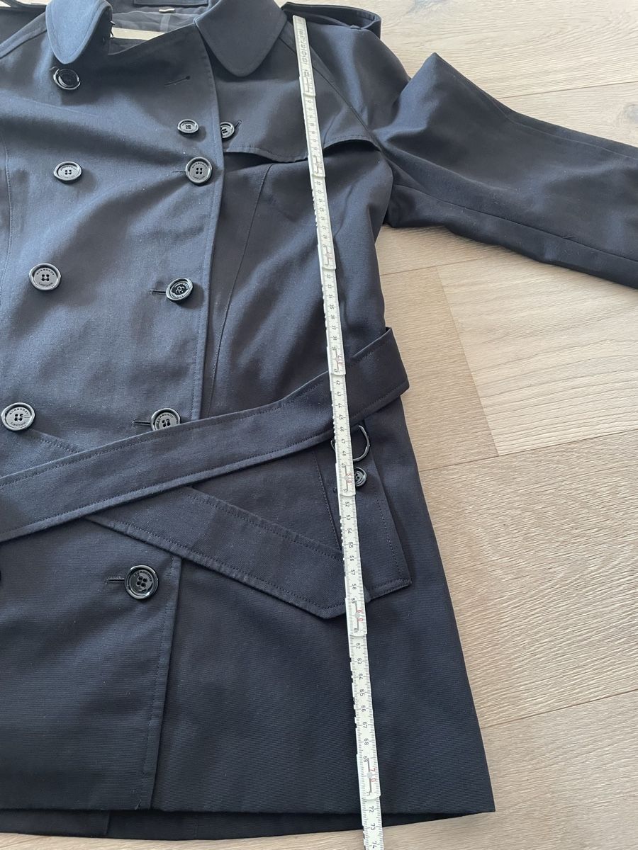 Burberry Giacche: Schwarzer Burberry Trenchcoat, Modell Mottram – Usato da Bülach venduto da Simka83 3