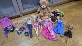 Diverse Puppen und Stofftier
